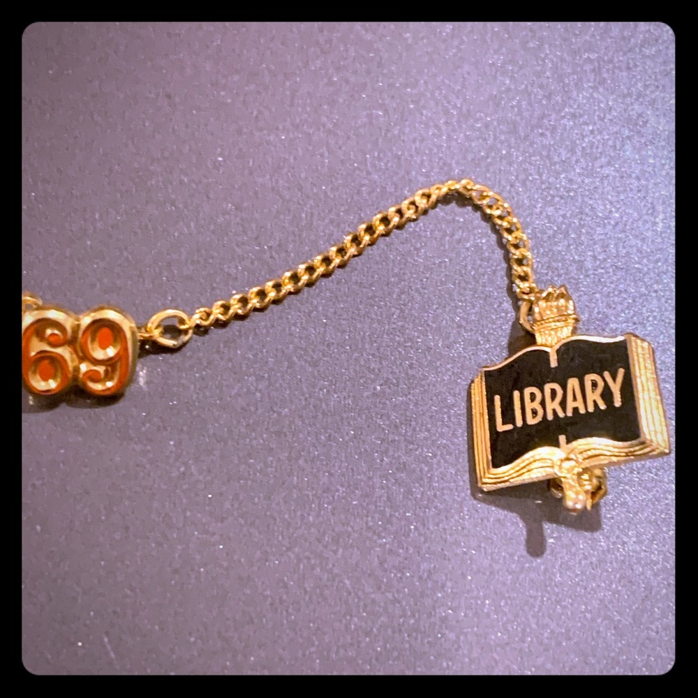 Vintage lapel / tie pin
